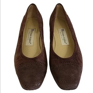 Vintage Etienne Aigner Suead Pumps